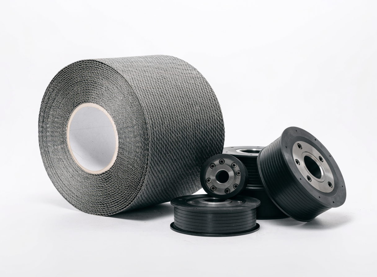 Steel cord conveyor belt and pulleys